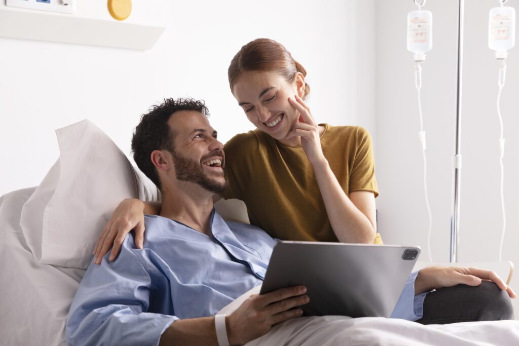 esposa-visitando-su-marido-enfermo